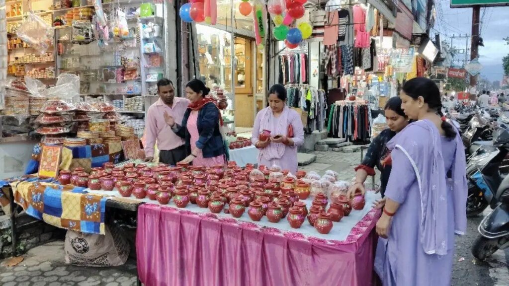 Karwa Chauth पर व्यापारी और दुकानदार हुए मालामाल! लोगों ने खरीद डाला ₹280000000000 का सामान, सिर्फ दिल्ली ने उड़ाए 8000 करोड़ रुपए