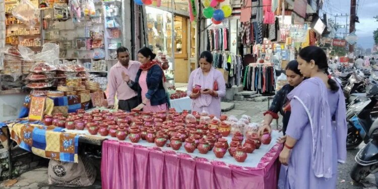 Karwa Chauth पर व्यापारी और दुकानदार हुए मालामाल! लोगों ने खरीद डाला&nbsp;₹280000000000 का सामान,&nbsp;सिर्फ दिल्ली ने उड़ाए 8000 करोड़ रुपए
