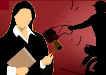 Trainee woman judge robbed near Collector Residence: Two miscreants riding a bike kicked the scooter and made it fall, causing serious injuries on the judge's face.