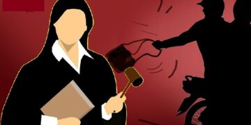 Trainee woman judge robbed near Collector Residence: Two miscreants riding a bike kicked the scooter and made it fall, causing serious injuries on the judge's face.