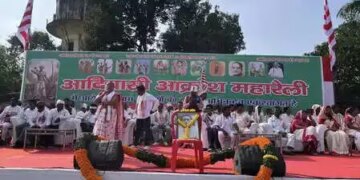 Tribal organizations mobilized against the demand of Kudmi caste, took out a huge protest rally in Ranchi.