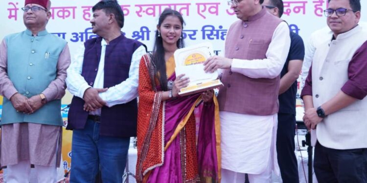 Uttarakhand CM Pushkar Singh Dhami Attends Deepavali Festival 2025 | Uttarakhand: Chief Minister Dhami participated in Diwali Mahotsav-2025. News Track in Hindi