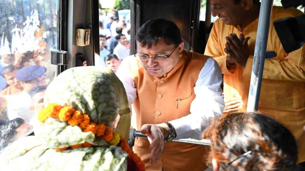 Uttarakhand News: CM Dhami Flags Off Teerth Yatra Team for Gangotri Dham. CM Pushkar Singh Dhami sent the group of devotees to Gangotri Dham. News Track in Hindi