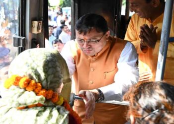 Uttarakhand News: CM Dhami Flags Off Teerth Yatra Team for Gangotri Dham. CM Pushkar Singh Dhami sent the group of devotees to Gangotri Dham. News Track in Hindi