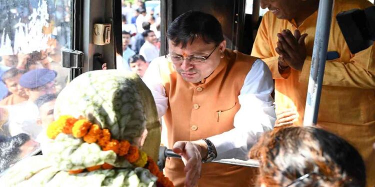 Uttarakhand News: CM Dhami Flags Off Teerth Yatra Team for Gangotri Dham. CM Pushkar Singh Dhami sent the group of devotees to Gangotri Dham. News Track in Hindi