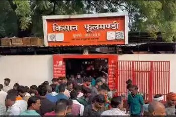 Varanasi: Crowd gathered in the biggest flower market of Purvanchal on Diwali.