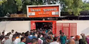 Varanasi: Crowd gathered in the biggest flower market of Purvanchal on Diwali.