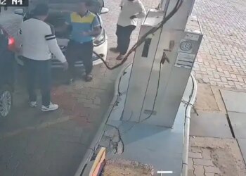 'What kind of excuses...' SDM sahab got beaten up by petrol pump owner, video of abuse went viral on social media