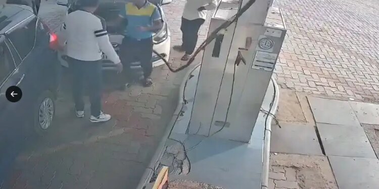'What kind of excuses...' SDM sahab got beaten up by petrol pump owner, video of abuse went viral on social media