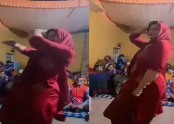 While dancing, she set fire to the stage but her pallu did not fall from her head, video of Sanskaari Bhabhi went viral on social media.