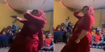 While dancing, she set fire to the stage but her pallu did not fall from her head, video of Sanskaari Bhabhi went viral on social media.