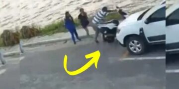 While trying to help the girls, the person fell into the pond along with his scooter, after watching the viral video people said - 'This is called doing good and throwing it in the river'