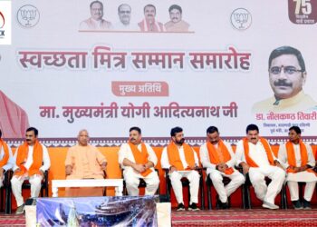 Yogi Adityanath Announces ore-20K Direct Benefit for Sanitation Workers in Varanasi | Swachh Bharat | Varanasi: Yogi's roar! Said- 20 thousand directly in the account of cleanliness workers, no one will be able to exploit now! , News Track in Hindi