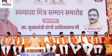 Yogi Adityanath Announces ore-20K Direct Benefit for Sanitation Workers in Varanasi | Swachh Bharat | Varanasi: Yogi's roar! Said- 20 thousand directly in the account of cleanliness workers, no one will be able to exploit now! , News Track in Hindi