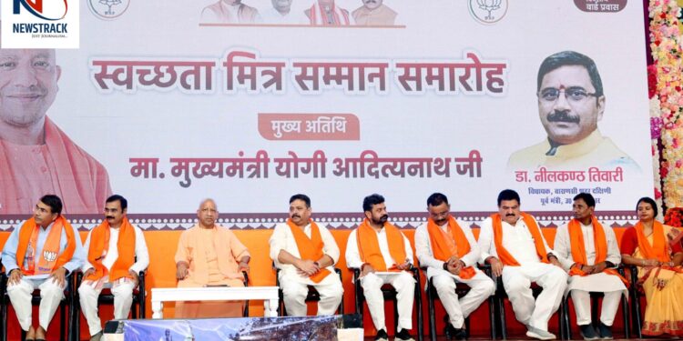 Yogi Adityanath Announces ore-20K Direct Benefit for Sanitation Workers in Varanasi | Swachh Bharat | Varanasi: Yogi's roar! Said- 20 thousand directly in the account of cleanliness workers, no one will be able to exploit now! , News Track in Hindi