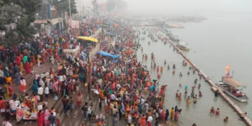 Ayodhya News: 20 lakh devotees took a dip of faith in Saryu, the process of charity continued throughout the day on Kartik Purnima after bathing.