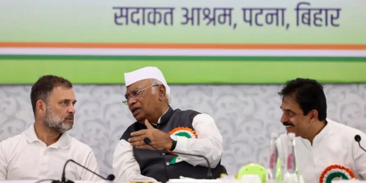 बिहार के रण में करारी शिकस्त के बाद फिर वोट चोरी का राग अलापने लगी कांग्रेस,&nbsp;SIR पर फोड़ा हार का ठीकरा&nbsp;