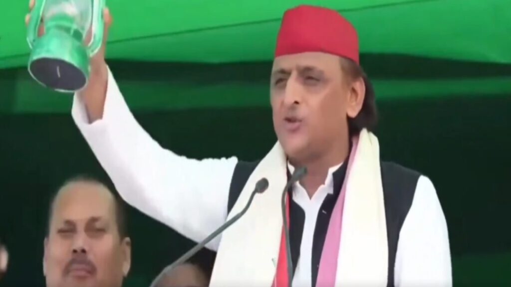 Akhilesh Yadav endorses Tejashwi Yadav in Madhubani Rally. Akhilesh Yadav Madhubani Sabha: While speaking on Tejashwi, Akhilesh gave a new hint. News Track in Hindi