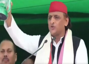Akhilesh Yadav endorses Tejashwi Yadav in Madhubani Rally. Akhilesh Yadav Madhubani Sabha: While speaking on Tejashwi, Akhilesh gave a new hint. News Track in Hindi