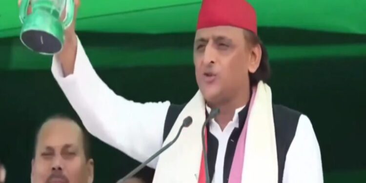 Akhilesh Yadav endorses Tejashwi Yadav in Madhubani Rally. Akhilesh Yadav Madhubani Sabha: While speaking on Tejashwi, Akhilesh gave a new hint. News Track in Hindi