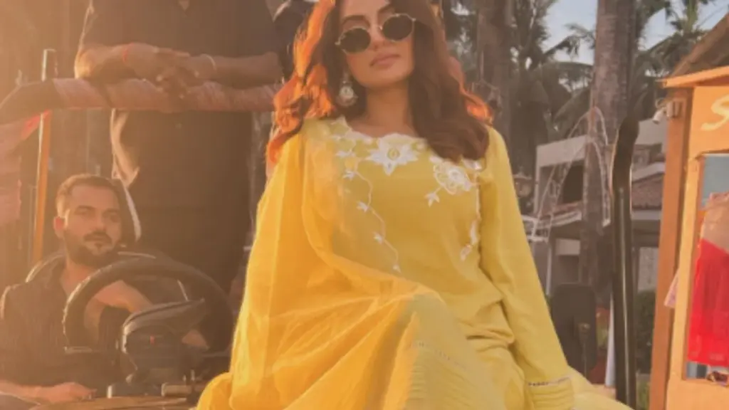 Akshara Singh is showing off her beauty by sitting as a defender, fans are impressed by the beauty of the actress.