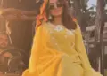 Akshara Singh is showing off her beauty by sitting as a defender, fans are impressed by the beauty of the actress.