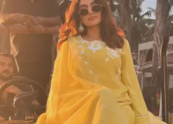 Akshara Singh is showing off her beauty by sitting as a defender, fans are impressed by the beauty of the actress.