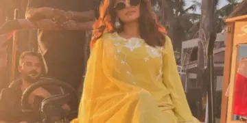 Akshara Singh is showing off her beauty by sitting as a defender, fans are impressed by the beauty of the actress.