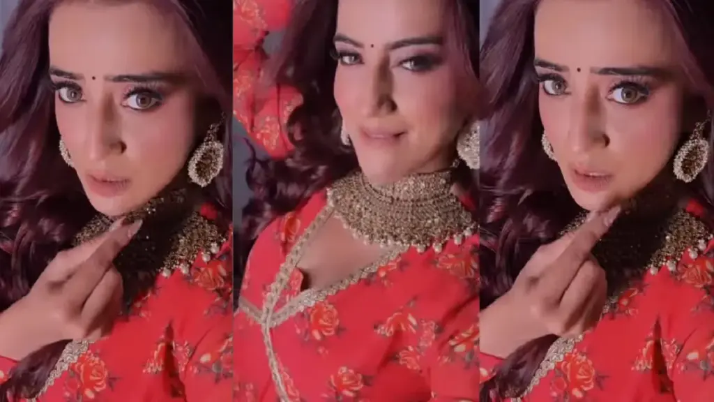 Akshara Singh served desi look in red suit with heavy earrings and black bindi, fans went crazy over the video of the actress.