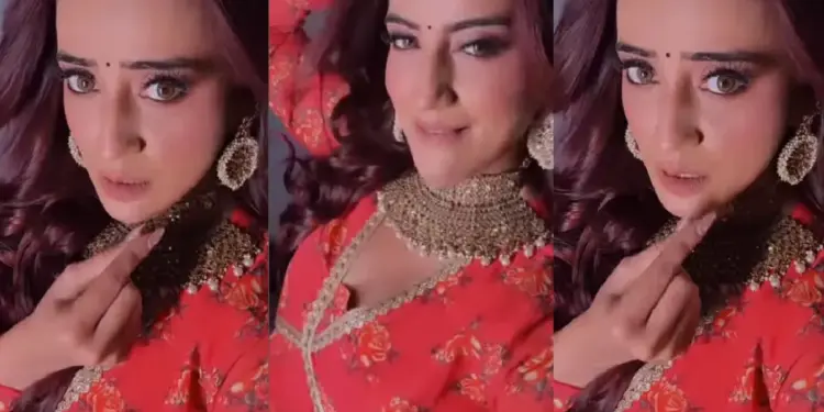 Akshara Singh served desi look in red suit with heavy earrings and black bindi, fans went crazy over the video of the actress.