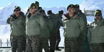 Army Chief reaches forward posts, reviews military preparations in border area