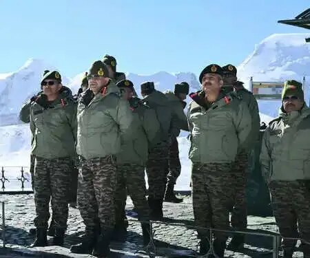 Army Chief reaches forward posts, reviews military preparations in border area