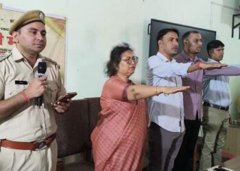 Awareness seminar organized in college under road safety campaign, students took oath on traffic rules