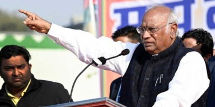 Bihar Assembly Election 2025 Congress President Mallikarjun Kharge NDA government Bihar youth NDA government never thought about employment of youth, big attack by Mallikarjun Kharge in Bihar. News Track in Hindi