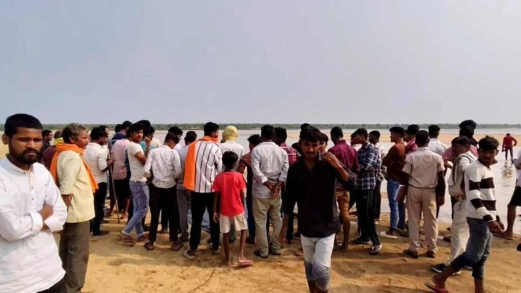 Bihar Congress Leader Veer Kamlesh Singh Found Dead During Election Campaign, Murder Suspected. Bloody game continues in Bihar! Blood soaked body of Congress leader who went out on election campaign found, police confused. News Track in Hindi