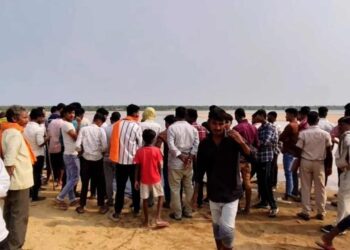 Bihar Congress Leader Veer Kamlesh Singh Found Dead During Election Campaign, Murder Suspected. Bloody game continues in Bihar! Blood soaked body of Congress leader who went out on election campaign found, police confused. News Track in Hindi