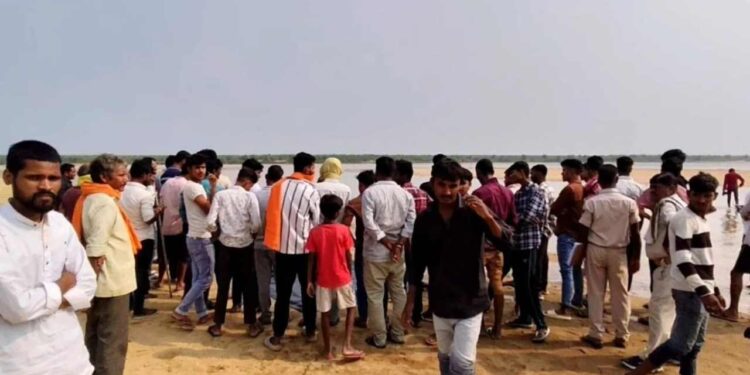 Bihar Congress Leader Veer Kamlesh Singh Found Dead During Election Campaign, Murder Suspected. Bloody game continues in Bihar! Blood soaked body of Congress leader who went out on election campaign found, police confused. News Track in Hindi