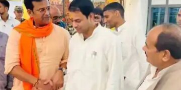 बिहार: पटना एयरपोर्ट पर तेज प्रताप-रवि किशन की मुलाकात, अटकलें तेज