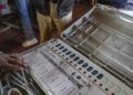 Bihar election glitch EVM fail Danapur youth caught with cash Darbhanga|Bihar Election Malfunction | 'Irregularities' in Bihar elections! EVM cheated in these districts, youth caught with cash in Darbhanga. News Track in Hindi
