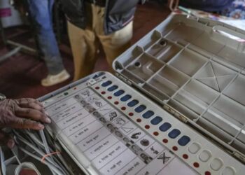Bihar election glitch EVM fail Danapur youth caught with cash Darbhanga|Bihar Election Malfunction | 'Irregularities' in Bihar elections! EVM cheated in these districts, youth caught with cash in Darbhanga. News Track in Hindi