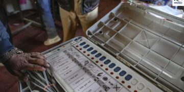 Bihar election glitch EVM fail Danapur youth caught with cash Darbhanga|Bihar Election Malfunction | 'Irregularities' in Bihar elections! EVM cheated in these districts, youth caught with cash in Darbhanga. News Track in Hindi