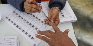 Bihar elections: Voting continues for 121 seats in the first phase, PM Modi and Priyanka Gandhi appealed to the people to vote.