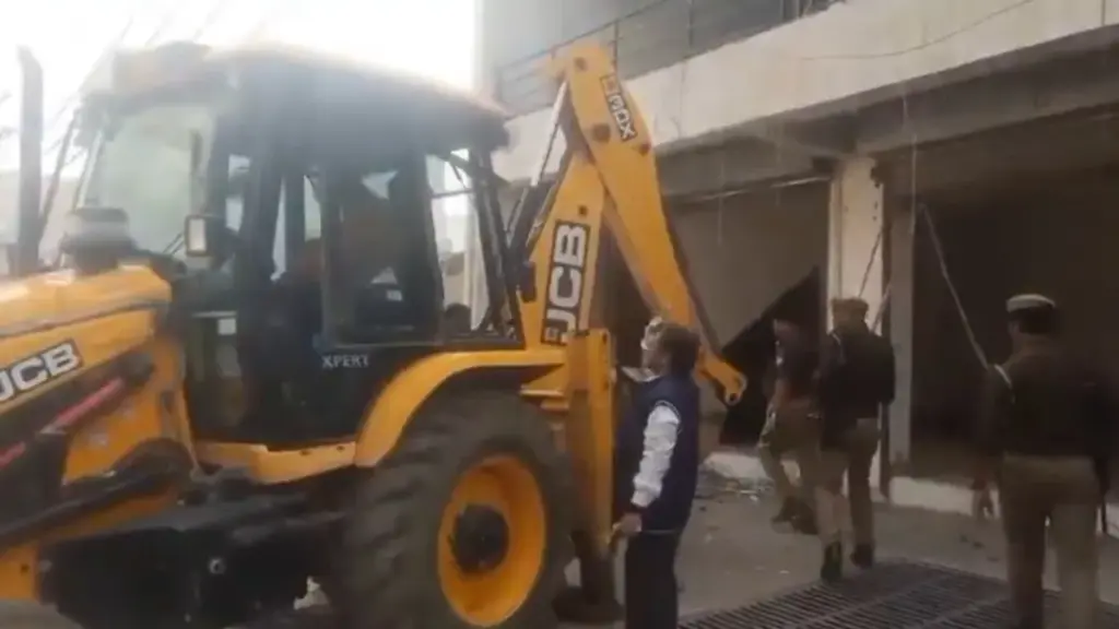 Bulldozer Action On Close Associate Of Maulana Tauqeer Raza: Action on illegal buildings of Arif, close to Maulana Tauqeer Raza accused of Bareilly violence.