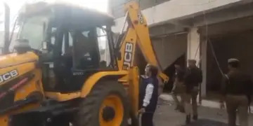 Bulldozer Action On Close Associate Of Maulana Tauqeer Raza: Action on illegal buildings of Arif, close to Maulana Tauqeer Raza accused of Bareilly violence.