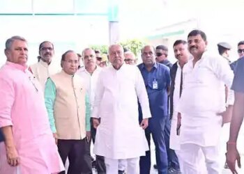 दूसरे चरण के मतदान के बीच जदयू कार्यालय पहुंचे सीएम नीतीश कुमार