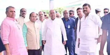 दूसरे चरण के मतदान के बीच जदयू कार्यालय पहुंचे सीएम नीतीश कुमार