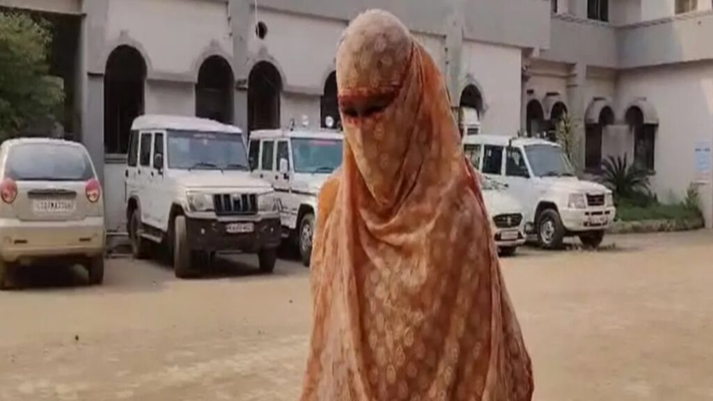 Chhattisgarh Crime News| Ward Boy Demands Money From Woman. Ward Boy Demands Physical From Woman. Have a relationship with me, you will get a job..., ward boy put an 'obscene' condition in front of the woman. News Track in Hindi