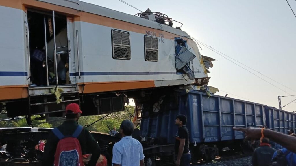Chhattisgarh Train Accident in Bilaspur Head-on Collision Between Passenger and Freight Train | Major rail accident in Chhattisgarh, massive collision between goods train and passenger train, 6 passengers killed, more than 1 dozen injured. News Track in Hindi