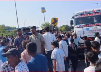 Couple becomes victim of accident due to collision with roadways bus, woman dies painfully – villagers block the highway