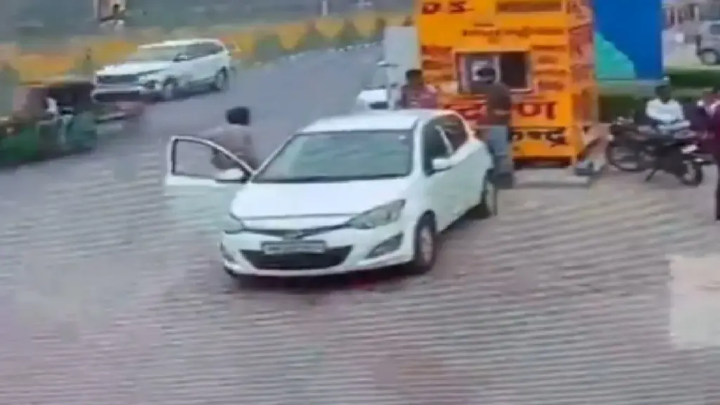 Delhi Car Blast Case CCTV Video: Many CCTV videos related to Delhi car blast surfaced, car number HR 26 CE 7674 seen at these places, many CCTV videos of the i20 car linked to the delhi blast near Red Fort have surfaced on social media